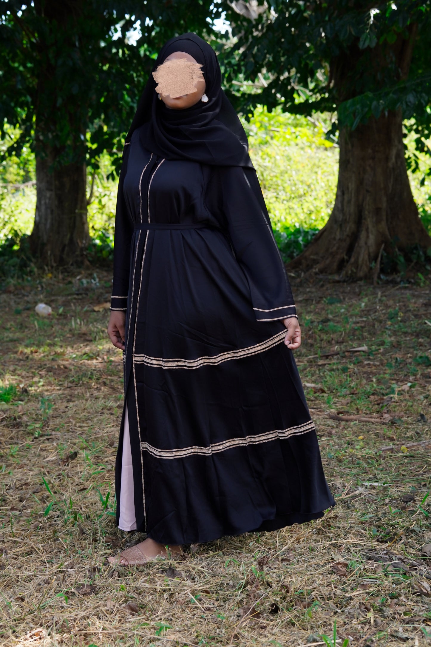 ABAYA noire élégante-broderies dorées