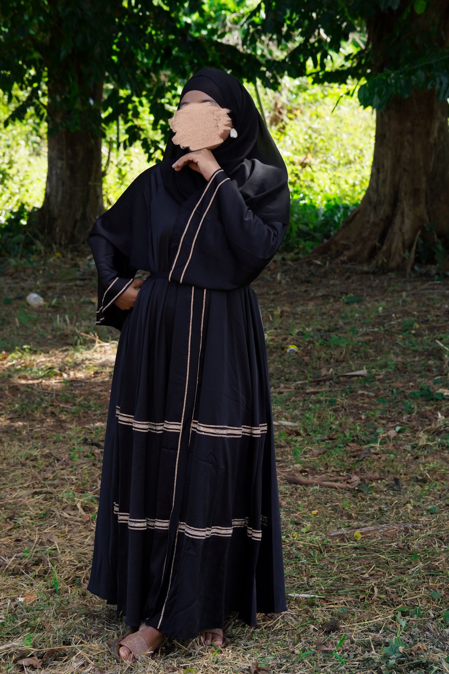 ABAYA noire élégante-broderies dorées